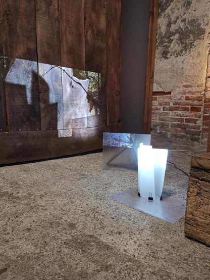 Vue de l'exposition Avant le rêve /Réel AndreA et Delphine Alliens. Une image est projetée sur un panneau de bois dans une ancienne usine à Albi