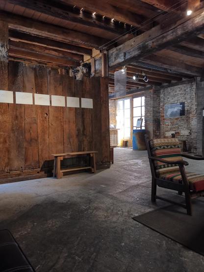 Des dessins et des photographies noir et blanc sont exposés dans une ancienne usine à Albi
