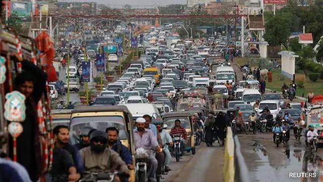 "Les autorités pakistanaises ont continué de surveiller illégalement les citoyens du pays, y compris les citoyens ordinaires, les journalistes, ainsi que les hommes politiques éminents", peut-on lire dans le rapport d'Amnesty International.