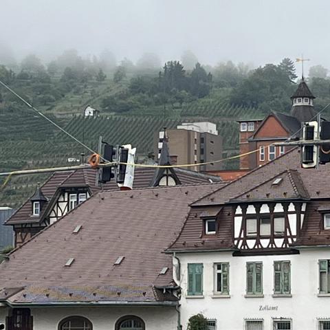 Weinberge und Häuser mit Fachwerk (Esslingen), der obere Teil versinkt im Nebel.