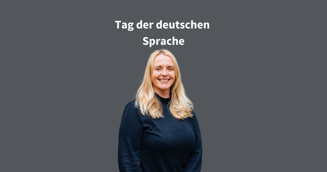 Katharina lächelt in die Kamera, sie trägt ein schwarzes Kleid. Über ihr steht der Text "Tag der deutschen Sprache".