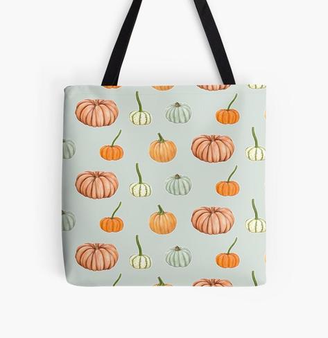 Tote Bag imprimé d'un motif composé de citrouilles et potirons peints à l'aquarelle sur un fond vert pastel.