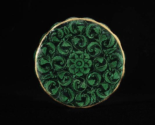 Base con una flor central y rodeado de círculos con un patrón vegetal.