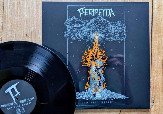 Das Albumcover zeigt eine stilisierte Illustration eines Turms, der Flammen und Rauch vor einem dunklen Hintergrund ausstößt, mit dem Titel "Zar Nisi Besan?" an prominenter Stelle im oberen Bereich. Neben dem Cover ist eine schwarze Schallplatte platziert.