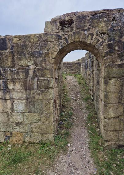 Ein Türbogen aus der Falkenburg im Teutoburger Wald bei Detmold. Die Burg wurde 1194 vom Adelshaus derer zur Lippe errichtet. Das archäologische Relikt aus dem Hochmittelalter liegt einsam und abgelegen in den Wäldern.