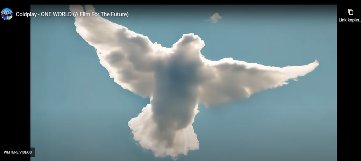 Eine weiße Wolke in Form einer Taube am Himmel - Szene aus dem Coldplay Musikvideo
