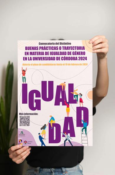 Cartel de la Universidad de Córdoba para la convocatoria 2024 del distintivo de “Buenas prácticas o trayectoria en materia de igualdad de género”. El diseño tiene fondo claro, con letras grandes que forman la palabra “IGUALDAD” en color morado. Varias figuras humanas diversas interactúan con las letras, subiendo, bajando o ayudándose, simbolizando trabajo colaborativo e inclusión.