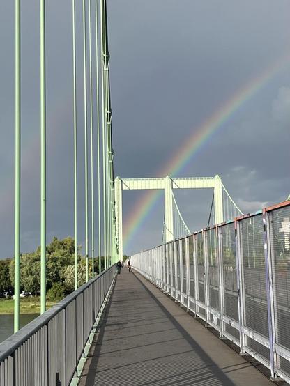 Regenbogen umspannt die Brückenpfeiler