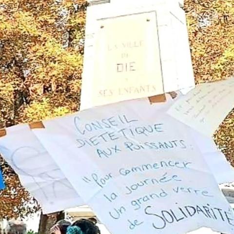 « Bloquons tout… aller vers quoi ? »
Quelques traces-photos du porteur de parole, à Die, hier, 10 septembre. 
Un porteur de parole est une pratique d’éducation populaire où l’on affiche une question dans l'espace public, les passant.e.s y répondent, leurs réponses sont exposées. 
C'était réconfortant de rencontrer, d'échanger entre personnes qui ne se parlent pas habituellement.
C'était bon d'incarner un mouvement divers, où la créativité et la conscience collective, sont visibilisées, à partir de ce que chacun vit et pense.
C'était puissant de ressentir de l'unité face à un récit binaire, polarisé, qui cherche à caricaturer et à réduire de l'expression citoyenne à un mouvement de casseurs.
En couleurs, en imagination, en incarnation, continuons notre recherche-cré-action d'un monde plus juste et plus en paix, pour nos enfants.
⚡💪🌈
#10Septembre #témoigner #Résister #CréerEnsemble #créativitécollective #vivant #sentipensant #refletSentipensant #refletvivant #POVdemère