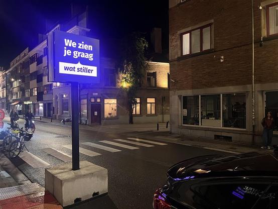 Foto van een LED-bord in de Sint-Jabobsnieuwstraat in Gent, met de boodschap "We zien je graag, wat stiller"