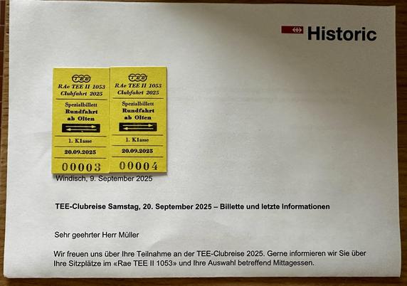 Zwei auf gelbem Karton gedruckte Tickets, sie zeigen das bekannte historische Trans-Europa-Express-Logo in geschweifter Umrandung.
Beschriftet mit: «RAe TEE II 1053, Clubfahrt 2025.
Spezialbillett Rundfahrt ab Olten. 1. Klasse, 20.09.2025». Die Tickets tragen die Laufnummer 3 und 4. 