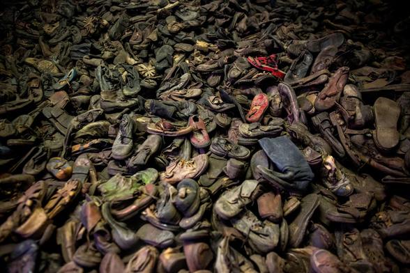  Ces chaussures exposées à Auschwitz-Birkenau ont appartenu à des personnes déportées. Certaines d’entre elles ont été gazées à leur arrivée ; les autres, envoyées au camp de concentration. 
Photo prise le 7 juillet 2015. Photo Daniel Rodrigues/The New York Times via Courrier International