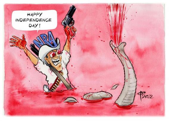 Karikatur aus dem Jahr 2022. Ein Mann sitzt auf dem Rücken eines Elefanten, der fast vollständig von einer roten Flüssigkeit bedeckt. Allein der emporgestreckte Rüssel ist sichtbar. Mit ihm prustet das Tier eine rote Fontäne in die Luft. Der Mann streckt beiden Arme von sich und ruft: Happy Independence Day. Er hält einen Revolver in seiner Hand. Um seine Brust ist ein Gewehr und ein Patronengürtel geschnallt. Der obere Teil seines Cowboyhuts wird aus den Buchstaben N R A gebildet.