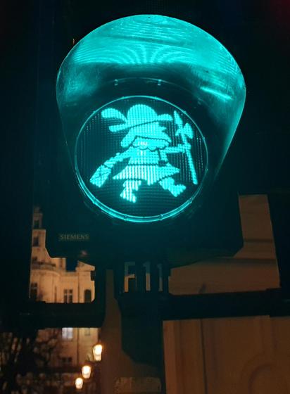 Eine schöne Ampel direkt vor dem Schloss in Schwerin. Abgebildet ist das sagenumwobene Petermännchen, das in den Kellergewölben des Schlosses hausen soll. Der gutmütige Kobold ärgert schlechte Menschen, während er die Guten schützt und belohnt.