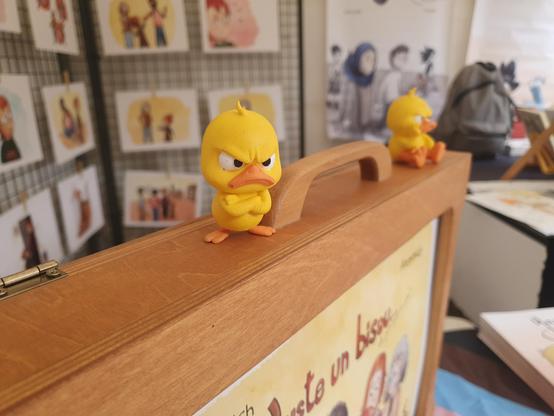 Photo en gros plan d'une figurine de canard qui boude sur le stand des éditions des trois canards