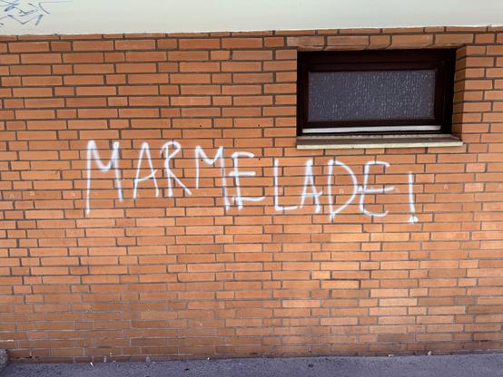 „Marmelade!“ sagt das Graffiti an der Hauswand.