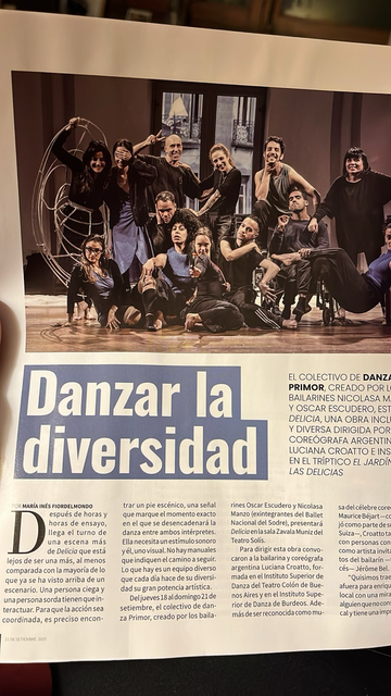 Extracto de artículo de revista , hay una foto con el compañía de danza 