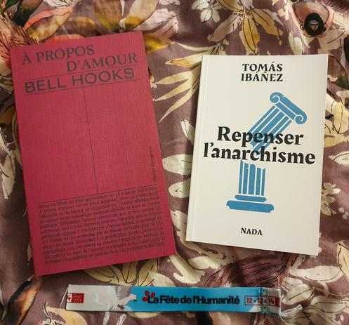 Deux livres posés côte à côte : "À propos d'amour" de Bell Hooks et "Repenser l'anarchisme" de Tomás Ibañez.