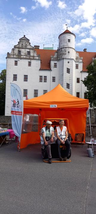 Unser Stand vor dem Schönfelder Schloss mit Pilot Jürgen und Co-Pilot Klaus