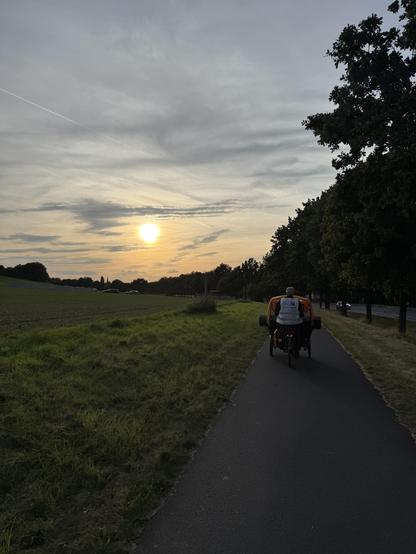 Heimfahrt mit untergehender Sonne