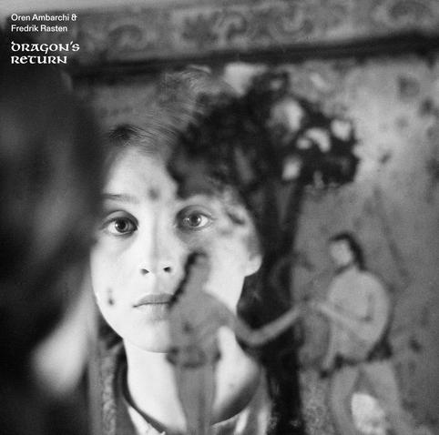 pochette du LP de l'enregistrement du live soundtrack "Dragon's Return" d'Oren Ambarchi et Fredrik Rasten, photo du film slovaque "Le Retour de Dragon" d'Eduard Grečner (1967) - visage de jeune femme devant un miroir avec le reflet flou d'une gravure d'Adam et Eve