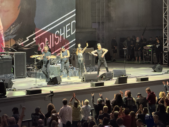 Joan Jett and the Blackhearts thanking the crowd. 