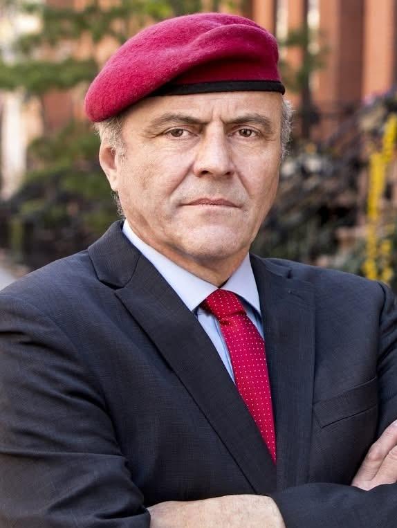 Curtis Sliwa actually wearing a red beret