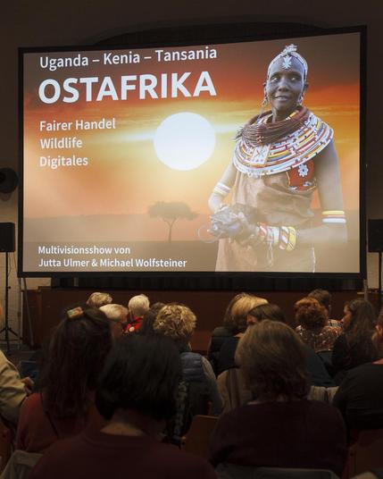 Unsere große Leinwand mit dem Titelbild unserer neuen OSTAFRIKA-Multivisionsshow
