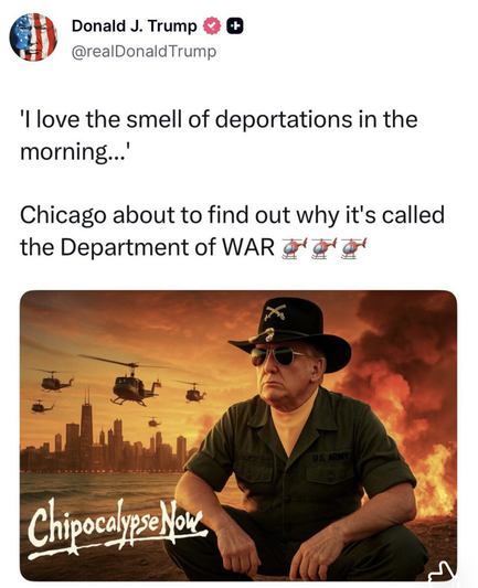 Das Bild zeigt ein Twitter-Post von Donald J. Trump, der mit einem satirischen Ton über die Deportationen spricht. Der Text lautet: "Ich liebe den Geruch der Deportationen am Morgen..." und "Chicago ist gleich entdecken, warum es heißt Department of WAR" mit mehreren Helikopter-Emojis. Das Bild zeigt eine Person in einem militärischen Outfit, die eine schwarze Cowboyhut trägt und vor einem Hintergrund mit Helikoptern und einem brennenden Himmel sitzt. Der Hintergrund zeigt die Skyline von Chica…