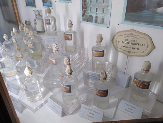 Fläschchen mit Mineralwasser aus Siena, ausgestellt im ebendortigen Naturhistorischen Museum aka Musei dell’Accademia dei Fisiocritici
Accademia dei Fisiocritici