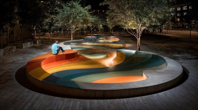 Minimal design, maximum transformation of an urban park
Fluid colour and organic shapes evoke movement and serve the urban space without the need for costly interventions.
