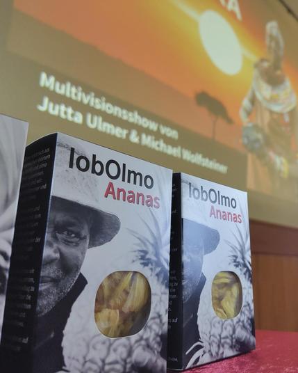 lobOlmo-Ananas vor dem Titelbild unserer OSTAFRIKA-Multivision.