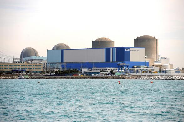 Seeseitige Ansicht des Kernkraftwerks Kori, Reaktoren 4 bis 1 (von links nach rechts gesehen), die 4 neuen Reaktoren (Shin-Kori, nicht auf dem Bild) befinden sich direkt daneben.
Quelle: IAEA Imagebank - 04790180
Lizenz: CC BY-SA 2.0