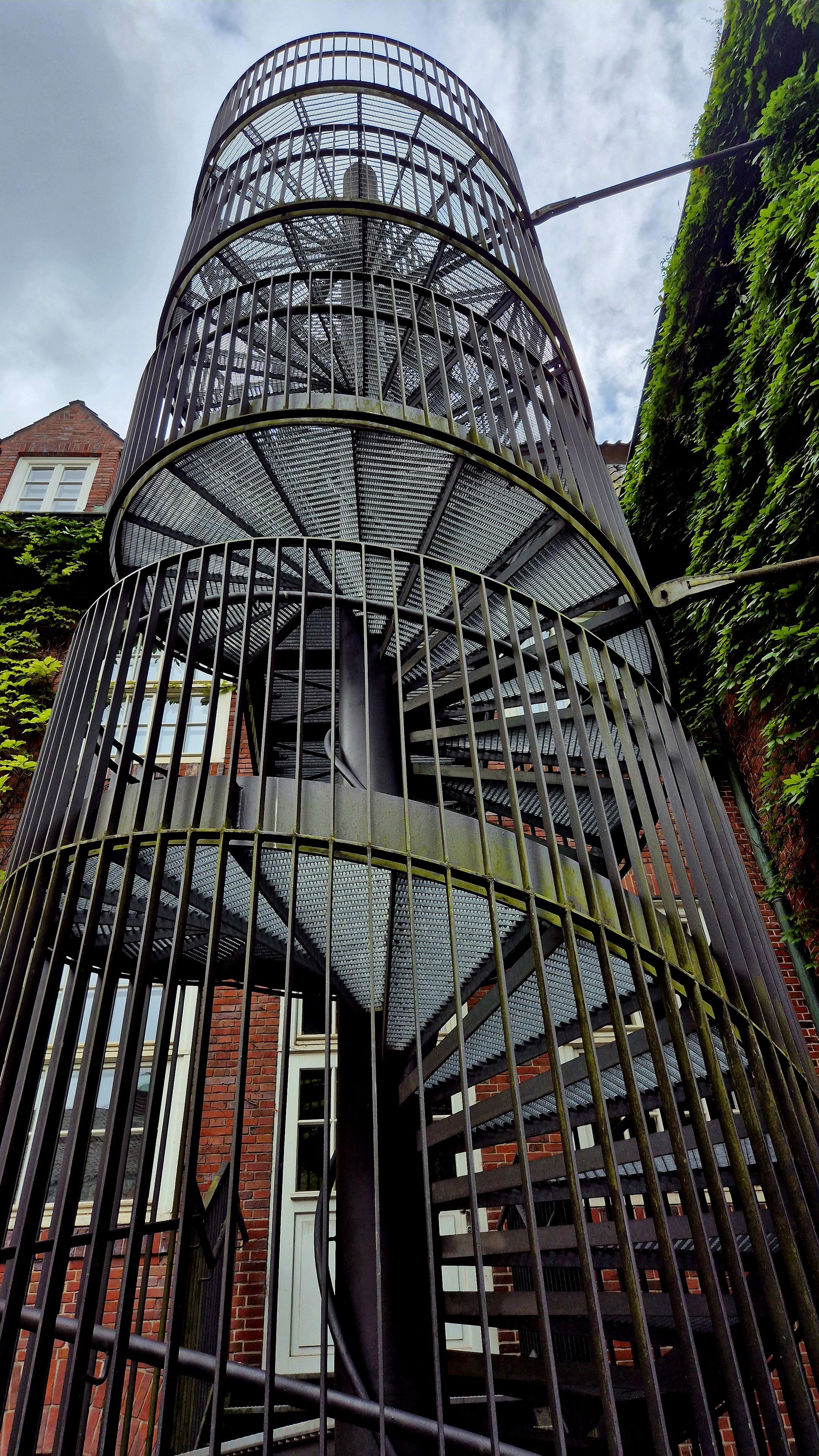 Wendeltreppe mit durchsichtigen Stufen von unten betrachtet. Wendeltreppe mit durchsichtigen Stufen von unten betrachtet.