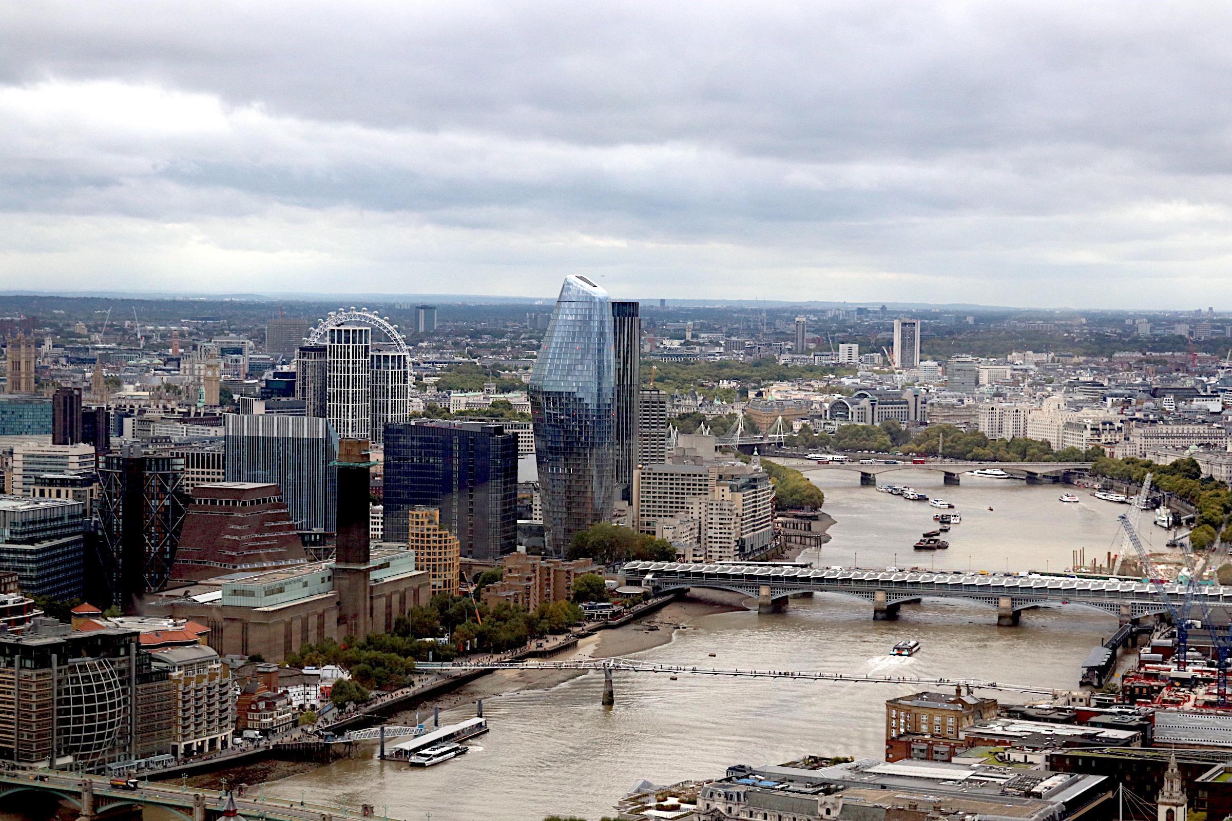 Das Foto zeigt den Fluss Themse in London. Aufgenommen vom erhöhten Standpunkt sieht man den Fluss in der Mitte des Bild. Links kann man die Tate Modern sehen, im Hintergrund das London Eye, ein Riesenrad. Das Foto zeigt den Fluss Themse in London. Aufgenommen vom erhöhten Standpunkt sieht man den Fluss in der Mitte des Bild. Links kann man die Tate Modern sehen, im Hintergrund das London Eye, ein Riesenrad.