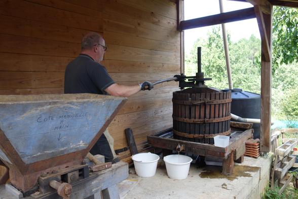 Pressage dans un vieux pressoir en bois