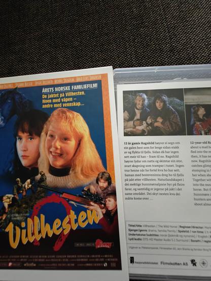 Omslaget til filmen Villhesten (1994) på bluray. Vi ser at teksten på baksida er skriven på nynorsk.