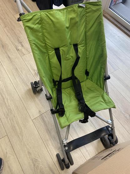 grüner Reisebuggy