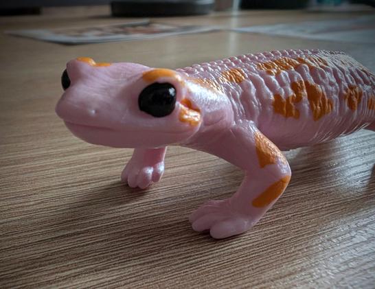 Ein rosa Salamander mit orangenen Flecken von Schleich, seitlich fotografiert.