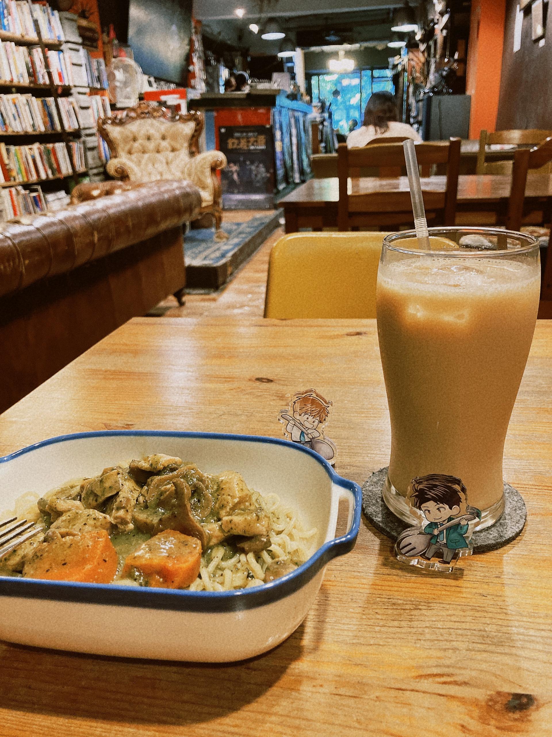 書店有提供簡餐。今天點的是伯爵鮮奶茶(甜度可選擇)&青醬野菇鮭魚義大利麵。帶了冠澤和凱風的飯友組陪伴!