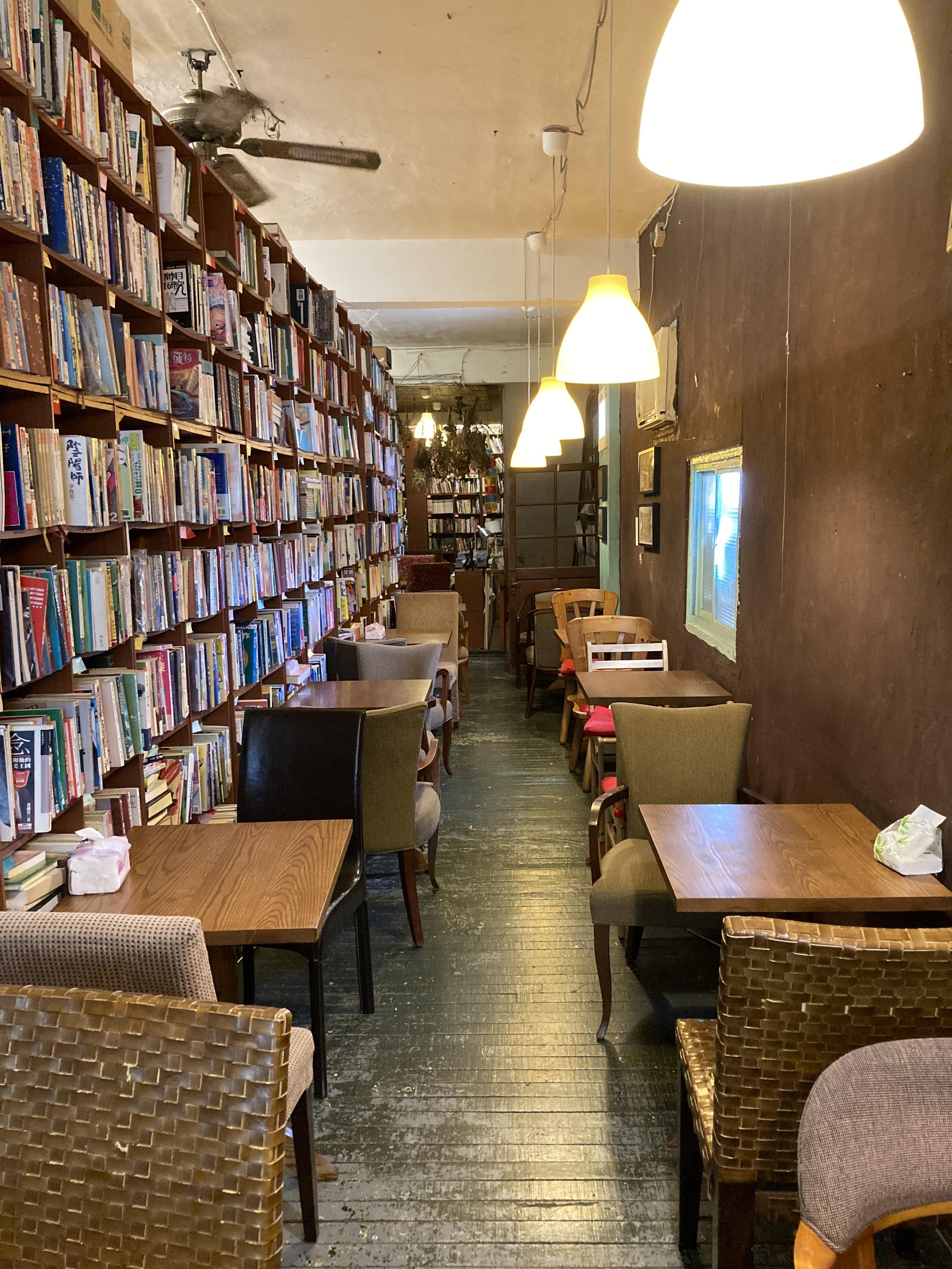 書店二樓,有大量的二手書籍。或許有可能邊飲食邊看書?