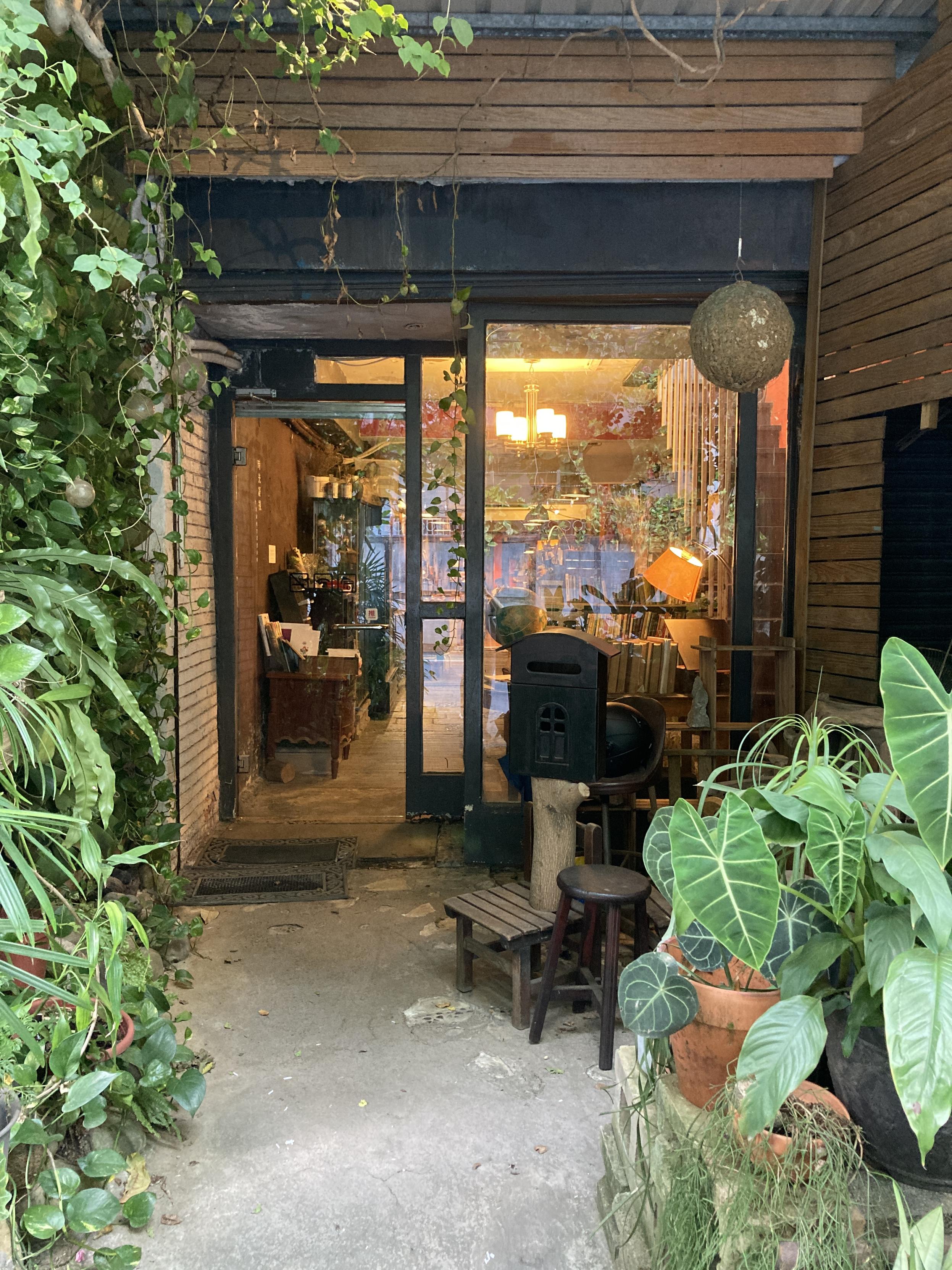 書店門口被翠綠的植物們圍繞,充滿著「台灣感性」。
