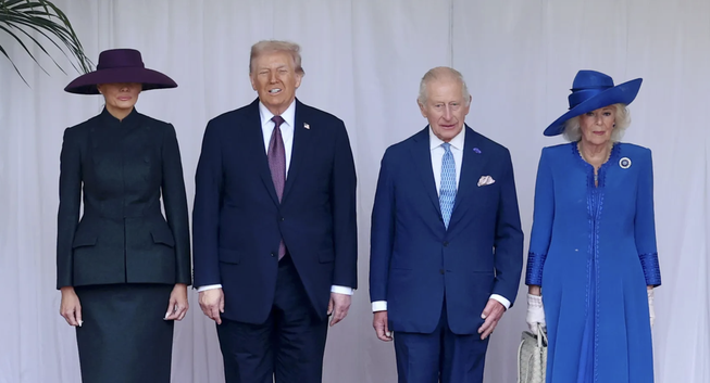 Der König Charles, die Königin Camilla und ihre Gäste: Melania und Donald Trump bei einem Empfang auf Schloss Windsor, nebeneinander stehend. Der Hut von Melania so, dass man ihr Gesicht kaum sieht; Camilla mit einem eleganten Hut. Alle sind verschiedenen Blautönen gekleidet. 