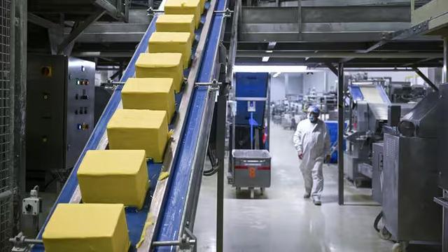 Des plaquettes de margarine dans une usine de pâte à tarte en France, en 2022.