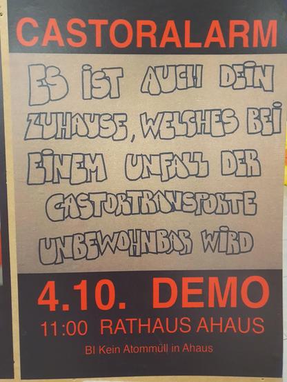 Schild mit Demoaufruf: Castoralarm. Es ist auch dein Zuhause, welches bei einem Unfall der Castortransporte unbewohnbar wird. 4.10. Demo. 11:00 Rathaus Ahaus. BI Kein Atommüll in Ahaus. [https://bi-ahaus.de/]