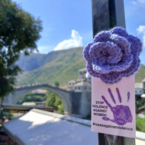 a knitted purple rose in Mostar, Bosnien und Herzegovina