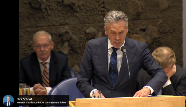 Schoof in de Tweede Kamer bij de beantwoording van kamervragen tijdens de APB