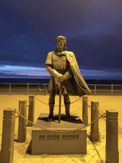 Auf dem Bild zu  sehen ist ein Skulptur de Rode Ridder also des roten Ritter, einer belgischen Comicfigur in der Abenddämmerung