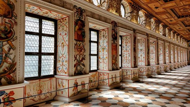 Dekorierter Innenraum mit langer Fensterfront