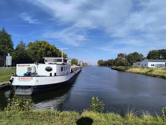 Gezeigt wird ein Schiff in einem Kanal in den Niederlanden.